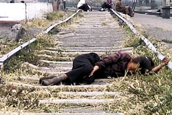 疲れて倒れている北朝鮮のコッチェビ（浮浪児）。