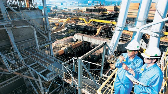 先月中旬、全羅南道（チョンラナムド）光陽（クァンヤン）製鉄所で、職員が汽力発電設備を点検している。