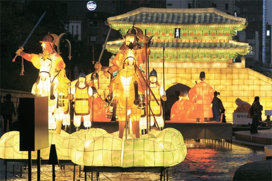 「２０１１ソウル灯祭り」を１日前に控えた３日、ソウル・清渓川（チョンゲチョン）に展示された太祖李成桂（イ・ソンゲ）と南大門（ナムデムン）をかたどったランタンが点灯された。