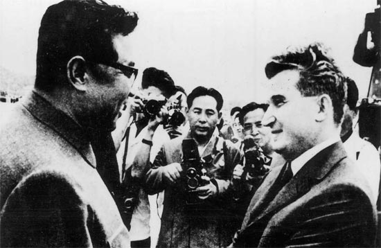 １９７１年６月、北朝鮮の金日成（キム・イルソン）主席（左）が平壌（ピョンヤン）を訪問したルーマニアのチャウシェスク国家評議会議長を迎えている。チャウシェスクは北朝鮮体制を模倣、個人崇拝を強要しながら恐怖政治をし、８９年の民衆革命で夫婦ともに銃殺された。
