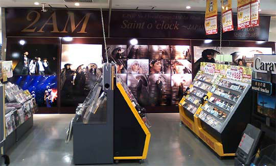 男性アイドルグループの２ＡＭの日本アルバム発売記念写真店が、タワーレコード渋谷店で行われている（写真提供＝ビッグヒットエンターテインメント）。