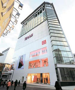 １１日にオープンするユニクログローバルフラッグシップストア明洞（ミョンドン）中央店。３９６０平方メートル規模の超大型店で、アジア最大規模。グローバルフラッグシップストアは世界８店目。