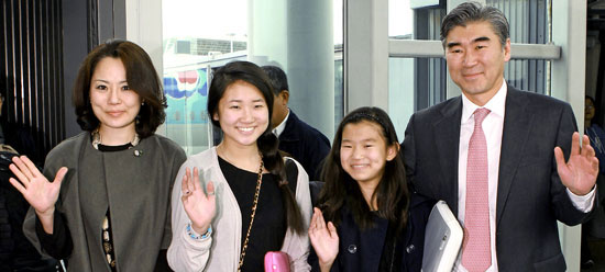 韓米修交以来初めてとなる韓国系の米国大使ソン・キム氏（右）が１０日、家族と一緒に仁川（インチョン）空港に到着し、手を振っている。左から夫人のチョン・ジェウンさん、娘のエリンさん、エリカさん。
