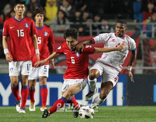 １５日、Ｗ杯予選レバノン戦で戦う韓国サッカー代表の選手。
