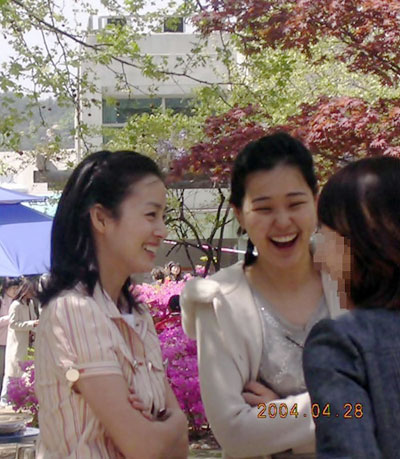 女優のキム・テヒ（左）とミスコリア出身のイ・ハヌィのソウル大学時代の写真（写真＝オンラインコミュニティー）。