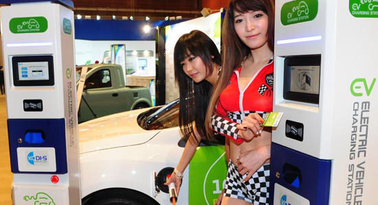 １６日、ソウル江南区三成洞（カンナムグ・サムソンドン）コエックスで開かれたイベント「コリアスマートグリッドウィーク」で、コンパニオンが電気自動車の充電システムを披露している。