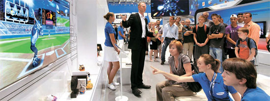 ９月にドイツで開かれた国際家電見本市（ＩＦＡ）である観覧客がサムスン電子のスマートテレビ「Ｄ８０００」でゲームを楽しんでいる。
