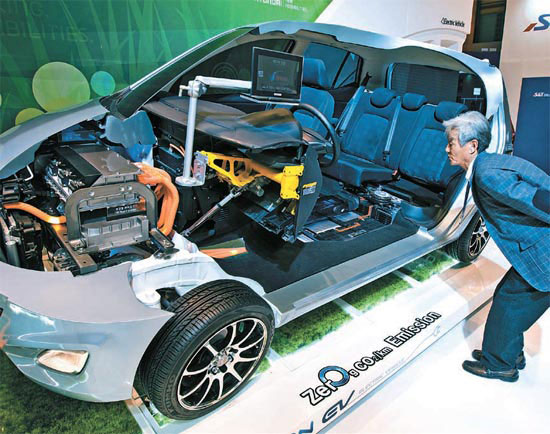 ある観覧客が現代（ヒョンデ）自動車が製作した電気自動車「ブルーオン（ＢｕｌｅＯｎ）」の中を見ている。