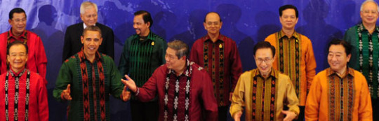 １８日、インドネシア・バリ島のヌサドゥアコンベンションセンターで開かれた東アジア首脳会議（ＥＡＳ）の夕食会で、李明博（イ・ミョンバク）大統領（前列左側から４人目）と各国首脳がインドネシアの民族衣装バティックを着て記念撮影をしている。米国の大統領がＥＡＳに出席したのは今回が初めて。