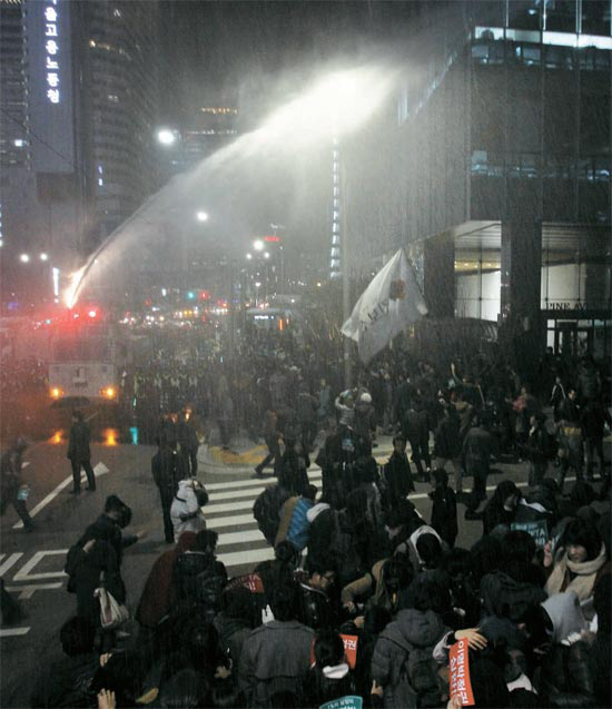 ２２日、韓米ＦＴＡ（自由貿易協定）批准を糾弾する集会がソウル明洞（ミョンドン）で行われ、警察がデモ隊に放水して解散させている。