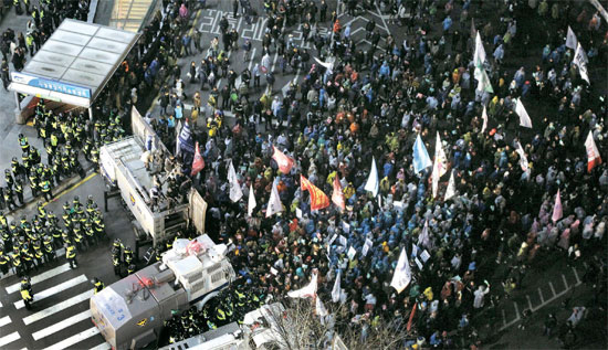 韓米ＦＴＡ（自由貿易協定）反対汎国民大会を終えた参加者が午後９時ごろ、警察のバリケードを突き抜けて明洞（ミョンドン）の方向へ進もうとしている。