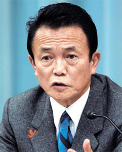 麻生太郎元日本首相。彼は２５日、ソウル小公洞（ソゴンドン）ロッテホテルで開かれたソウル・東京フォーラムで韓国と日本の協力を強調した。