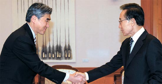 握手を交わす李明博大統領（右）とソン・キム駐韓米大使。