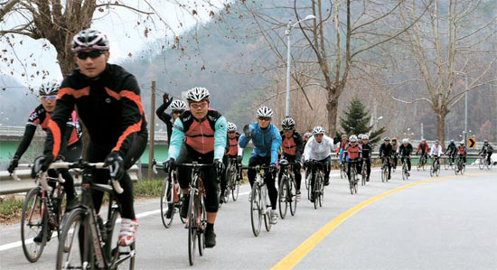 忠清北道忠州市弾琴台と慶尚北道尚州市サンプン橋を結ぶ「セジェ自転車道」が２７日に開通した。自転車愛好家が開通を記念して槐山・梨花嶺の道を走っている。