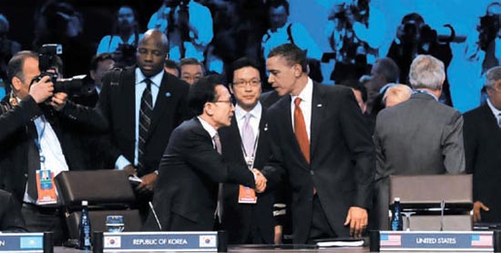昨年４月１３日に米ワシントンで開かれた核安保サミットに出席した李明博大統領がオバマ米大統領と話をしている。