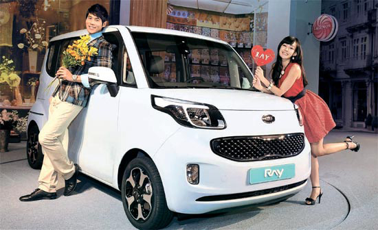 起亜自動車の新概念ミニＣＵＶ「レイ」が姿を現した。２９日に済州ヘビチホテルで開かれた新車発表会でモデルが「レイ」を紹介している。