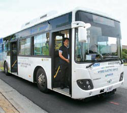 ＫＡＩＳＴが開発したオンラインバス。道路に埋設した電線から無線で電気の供給を受けて運行する。
