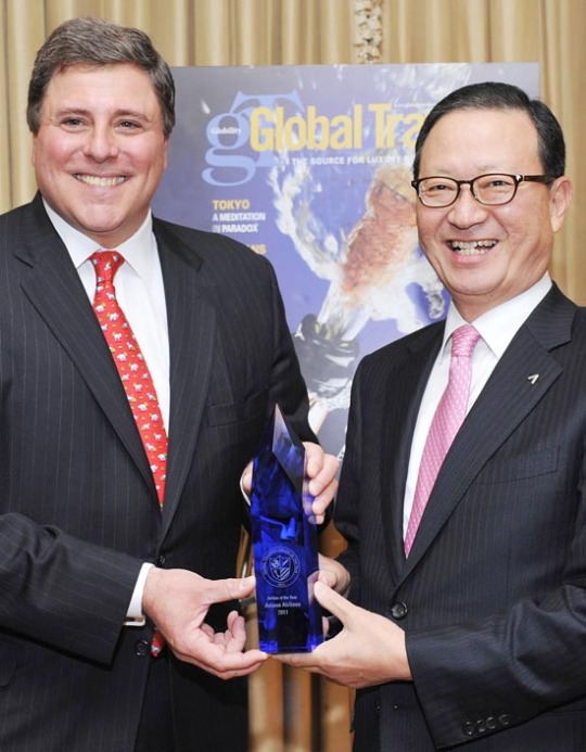 ビジネス旅行専門誌「グローバルトラベラー」から「２０１１今年の航空会社」に選ばれたアシアナ航空の尹永斗（ユン・ヨンド）社長（右）が受賞している。