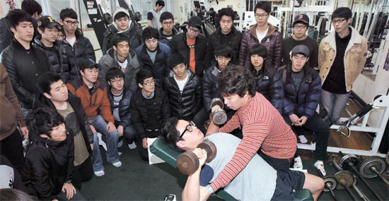 釜慶（プギョン）大学で５日、高校・大学連係の単位認定プログラムに参加した大学入学予定者がボディービルの講義を聞いている。