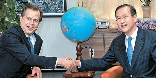 林聖男（イム・ソンナム）韓半島平和交渉本部長（右）とデービス米国務省対北朝鮮政策特別代表が８日午前、ソウルの外交通商部庁舎で会い握手している。