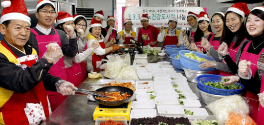 大韓赤十字の関係者が一人暮らしの糖尿病高齢者に配る「健康弁当」を作っている。