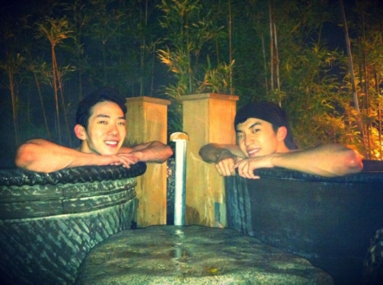 日本の露店温泉を楽しむ２ＡＭのチョグォン（左）と２ＰＭのウヨン（写真＝チョグォンのツイッター）。