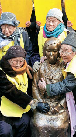 １４日にソウルの駐韓日本大使館向かいに慰安婦被害者による水曜集会１０００回目を記念する「平和の碑」が建てられた。この日の集会には市民１０００人余りが参加した。
