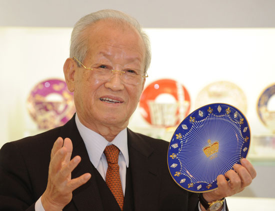 創立６８周年を迎えた韓国陶磁器が、英国エリザベス２世女王即位６０周年記念磁器に選ばれた。 金東洙（キム・ドンス）会長がスワロフスキーを付着した「プラウナ（ＰＲＯＵＮＡ）」製品を紹介している。