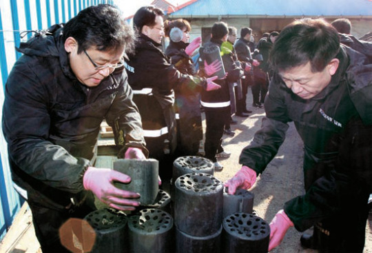 ２３日、大韓航空の役職員が一人暮らしの高齢者に練炭を運んでいる。