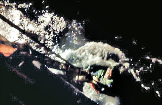 ２６日午前３時２０分ごろ、海洋警察が蔚山・カンジョルゴッ近海で沈没したコンア号の操機長キム・ヨングン氏を救助している。この日の船舶沈没で１４人の船員のうち３人が救助され１人が死亡しており１０人は行方不明状態だ（写真＝蔚山海洋警察署提供）。