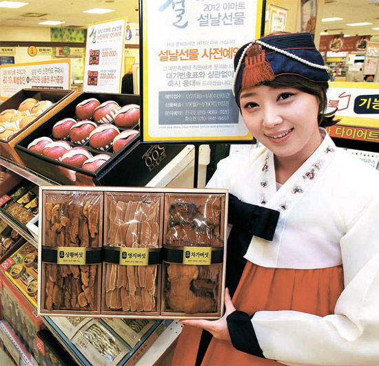 ２７日、ソウル・竜山（ヨンサン）のイーマートでモデルが旧正月のギフトセットを披露している。