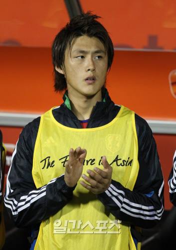 日本サッカー代表の李忠成（２６）。
