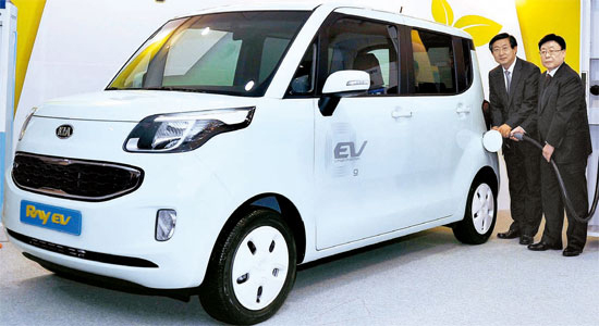 昨年１２月に公開された起亜（キア）車「レイ（ＲＡＹ）ＥＶ」（電気自動車）は、今年末までに２５００台が生産され、韓国政府・公共機関を中心に普及させる予定。一度の充電で１３９キロを走る。