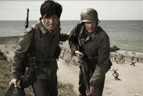 チャン・ドンゴン（左）とオダギリジョーが主演の映画「マイウェイ　１２０００キロの真実」。