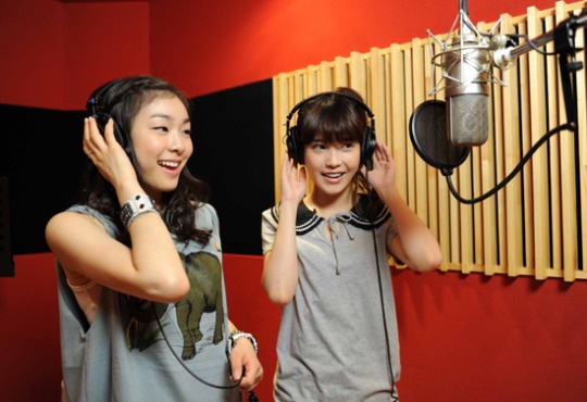 “フィギュアクイーン”キム・ヨナ選手（左）と歌手のＩＵ（アイユー）。