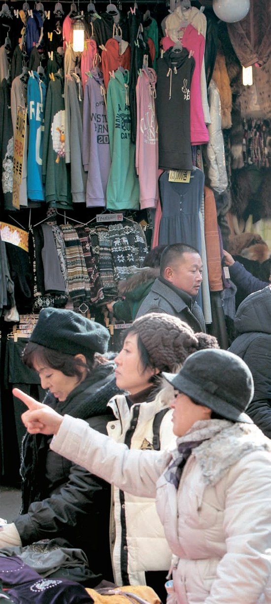 １５日午後、ソウル・南大門（ナムデムン）市場で中国人観光客がショッピングを楽しんでいる。