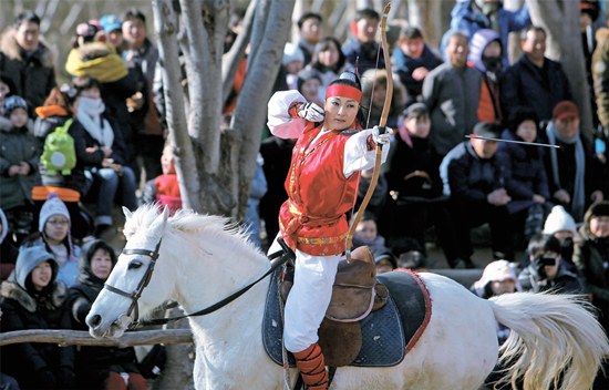 旧正月連休の最終日の２４日、京畿道竜仁（キョンギド・ヨンイン）の韓国民俗村で、団員が馬上武芸を披露している。