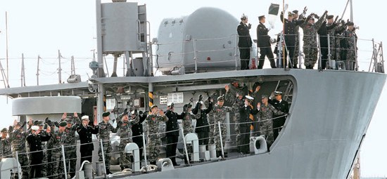 来月５日から１７日までタイで行われる「２０１２コブラゴールド訓練」に参加する海軍・海兵隊を乗せた揚陸艦「香炉峰」（２６００トン）が２６日、海軍釜山（プサン）基地を出港している。