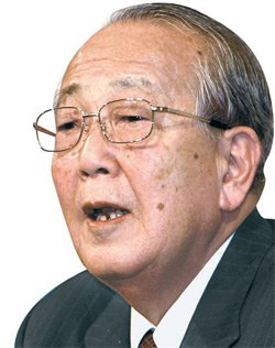 稲盛和夫京セラ名誉会長兼日本航空（ＪＡＬ）会長（８０）。