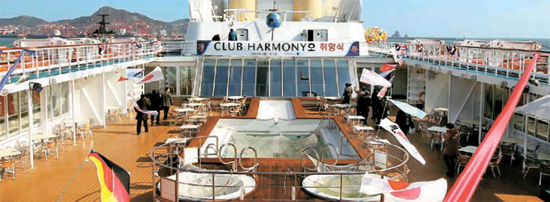 １日に就航した初の国籍クルーズ船「クラブハーモニー号」の７階にある野外プール。 
