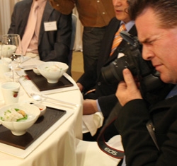 趙太権（チョ・テグォン）光州窯会長が１０日（現地時間）、米ロサンゼルスのコリアタウンで主催した韓食夕食会で、出席者が料理の写真を撮っている。