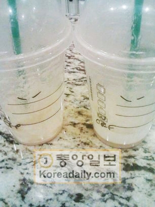 先月、米アルファレッタ・ノースポイントのショッピングモール内にあるスターバックスで、韓国人のナム氏らが店員から受け取ったコーヒーカップ。アジア人を侮辱する“つり目”が描かれている。