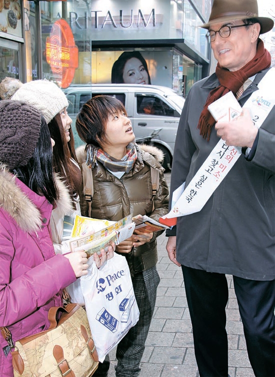 ２３日、ソウル明洞（ミョンドン）の街頭で行われた「２０１２また訪れたい韓国」キャンペーンイベントで、イ・チャム韓国観光公社社長（右）が、日本人観光客にソウルの観光地を紹介している。
