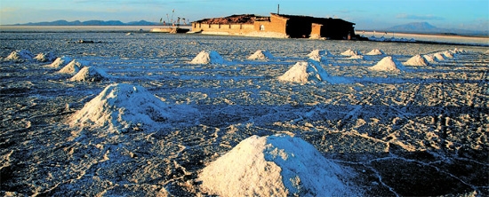 ボリビアのウユニ塩湖。ポスコはこの湖の１万５０００リットルの塩水でリチウムの化学的抽出に成功した。