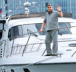アレクサンデル船長（５０）が全長１９．８メートルのロシアの大型ヨット「２ｎｄ　Ｅｄｉｔｉｏｎ」号の上で手を振っている。