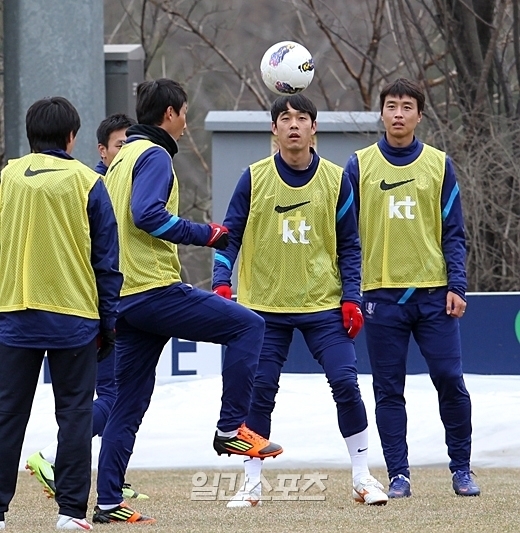 練習に臨むＷ杯韓国代表チームの選手たち。李東国（イ・ドングク、右）と朴主永（パク・ジュヨン、右から２番目）。