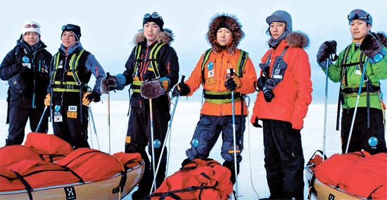 先月９日、ベーリング海峡横断探検隊がアラスカ・ノームのベースキャンプで現地適応訓練を行っている。探検隊はベースキャンプからヘリコプターに乗ってシベリアに渡った後、探険を始めた。左からチョン・イチャン隊員、ユン・テグン遠征隊長、チョン・チャンイル隊員、ホン・ソンテク探検隊長、パク・ドンウク撮影監督、チェ・ジェヨン隊員（写真＝ベーリング海峡横断探検隊提供）。