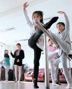 ３日、ソウル江南区（カンナムグ）水西（スソ）小学校で児童がバレエを習っている。この学校は先学期、週５日授業を試験運営した。