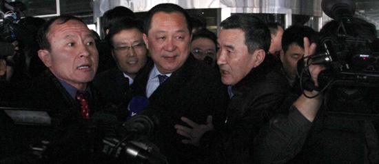 ニューヨークの空港で取材陣に囲まれる北朝鮮の李容浩外務次官（中央）。