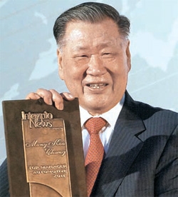 鄭夢九（チョン・モング）現代車グループ会長が「２０１１年グローバル最高経営者賞」を受賞し、笑顔を見せている。
